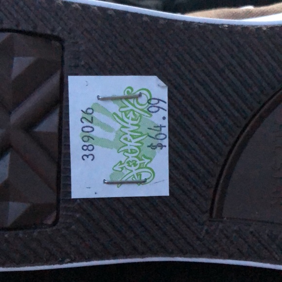 Size 10 unworn with the tag I just don’t like em and didn’t buy em locally - Picture 2 of 4
